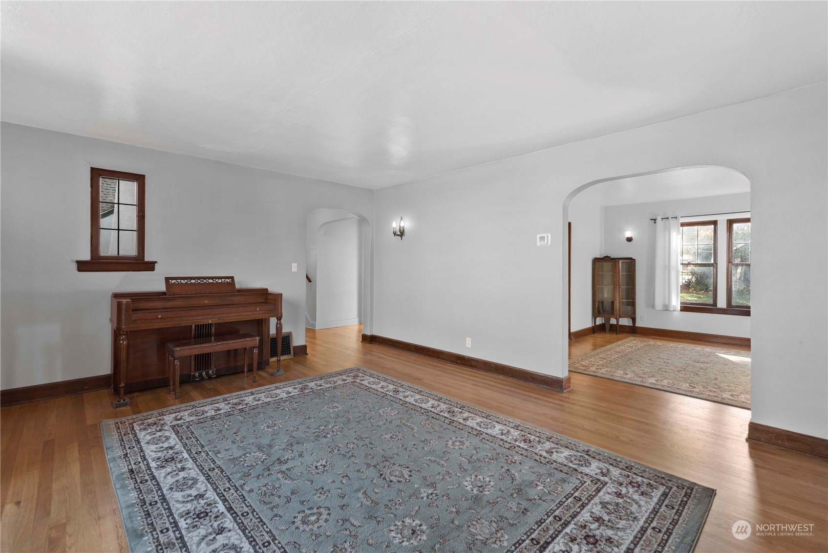 618 Hawthorne Street Wenatchee, WA 98801 - Photo 8 of 37 a room with furniture and wooden floor