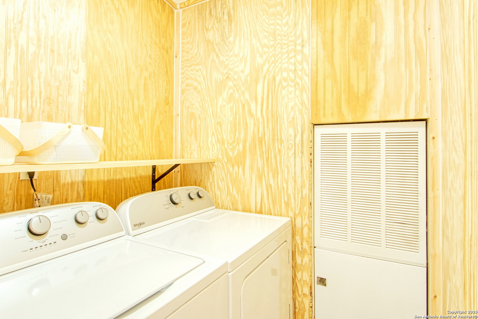 18883 La Gloria Road Elmendorf, TX 78112 - Photo 14 of 46 a utility room with dryer and washer