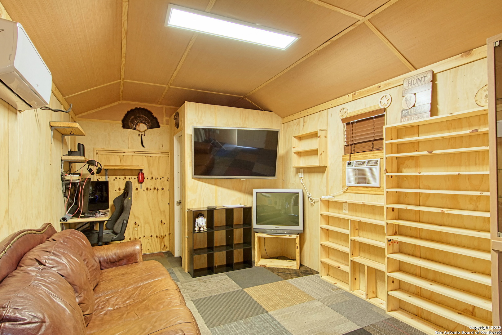 18883 La Gloria Road Elmendorf, TX 78112 - Photo 38 of 46 a living room with furniture and a flat screen tv