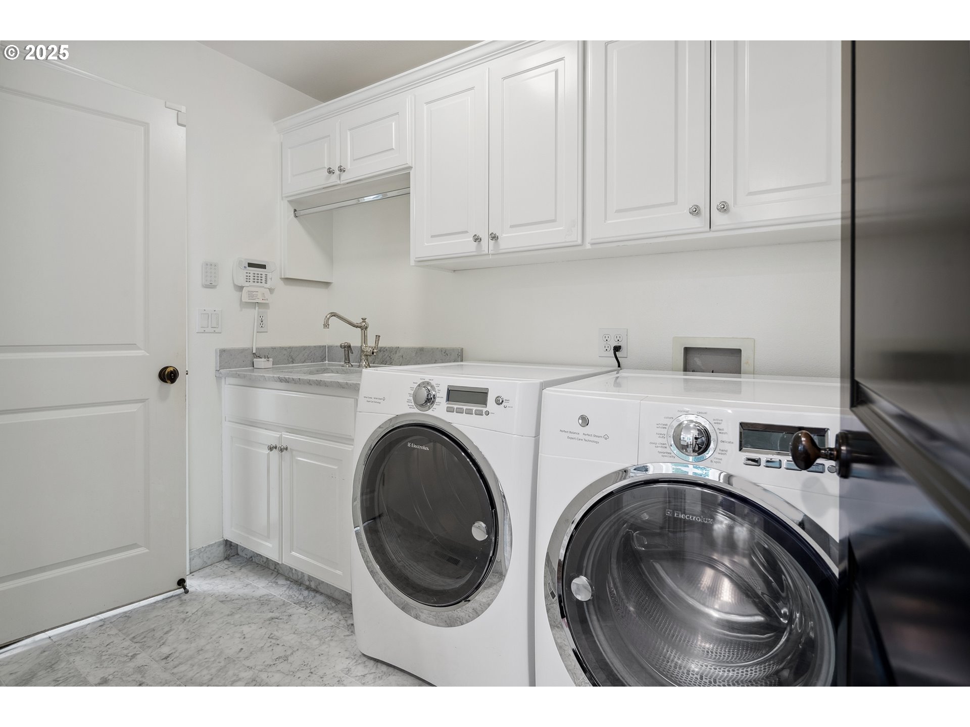 12723 Southwest Adrian Court Lake Oswego, OR 97034 - Photo 32 of 48