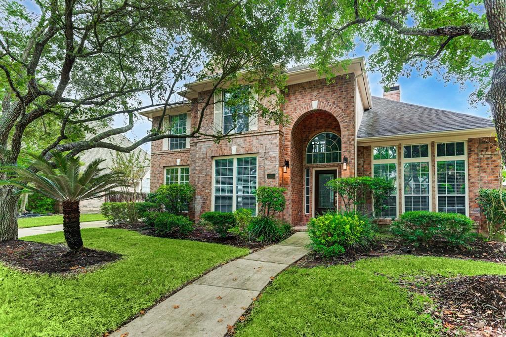 Lovely David Weekley home on a beautiful tree lined street in the master planned community of New Territory! Fantastic location puts you within walking distance of The Club and New Territory amenities and so close to Smart Financial and all of the new shops and restaurants off of University. Easy access to Hwy 90, Hwy 59, Grand Pkwy and all Sugar Land has to offer!