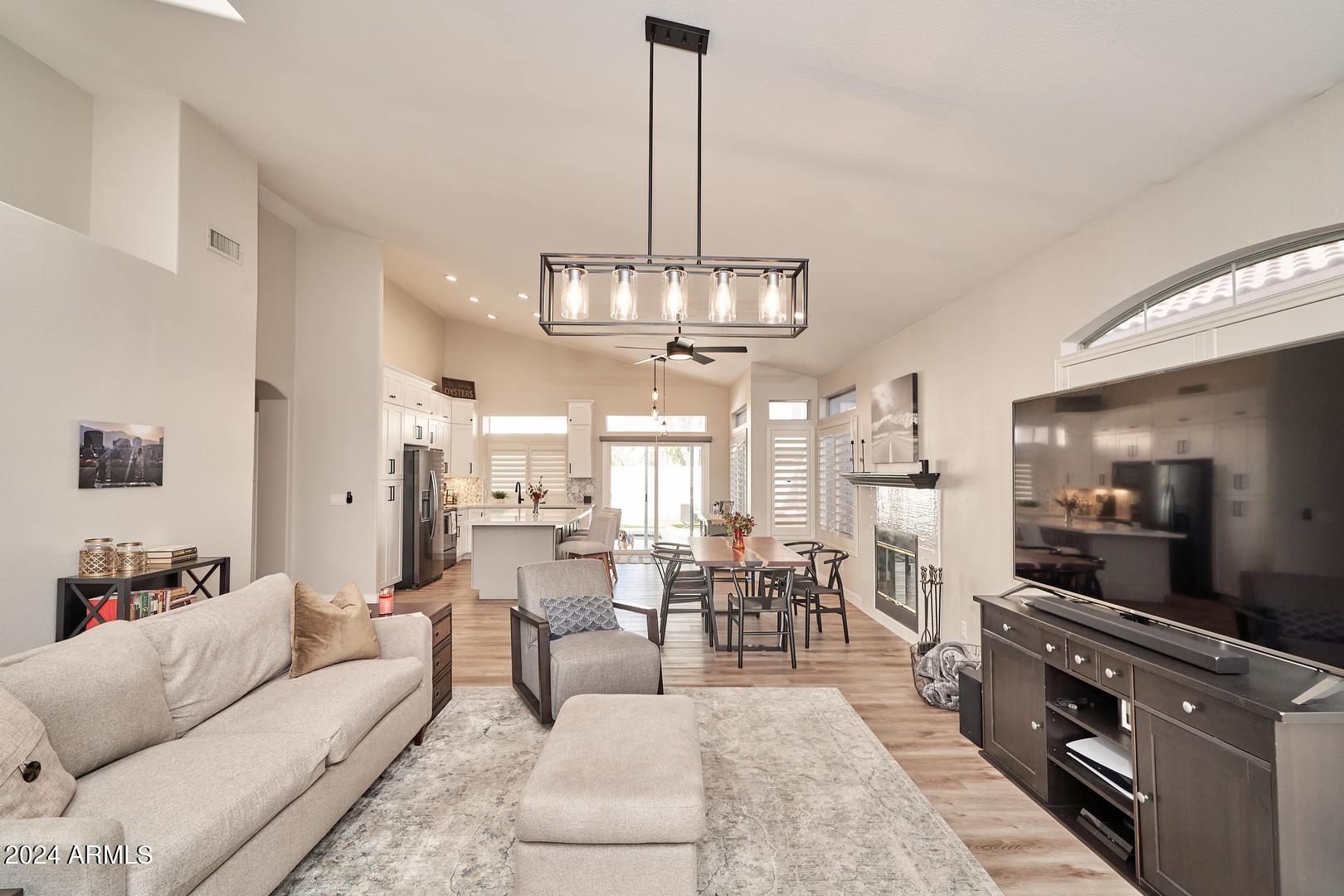 178 West El Freda Road Tempe, AZ 85284 - Photo 12 of 47 Great Room-Kitchen