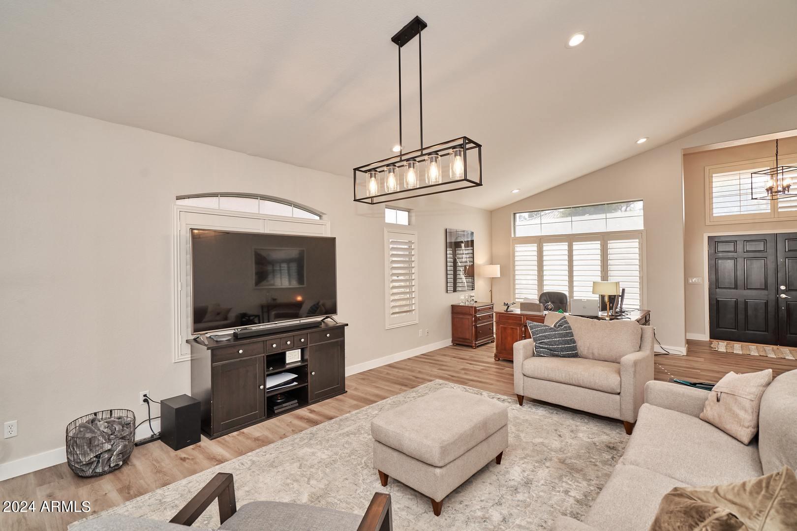 178 West El Freda Road Tempe, AZ 85284 - Photo 14 of 47 Great Room3