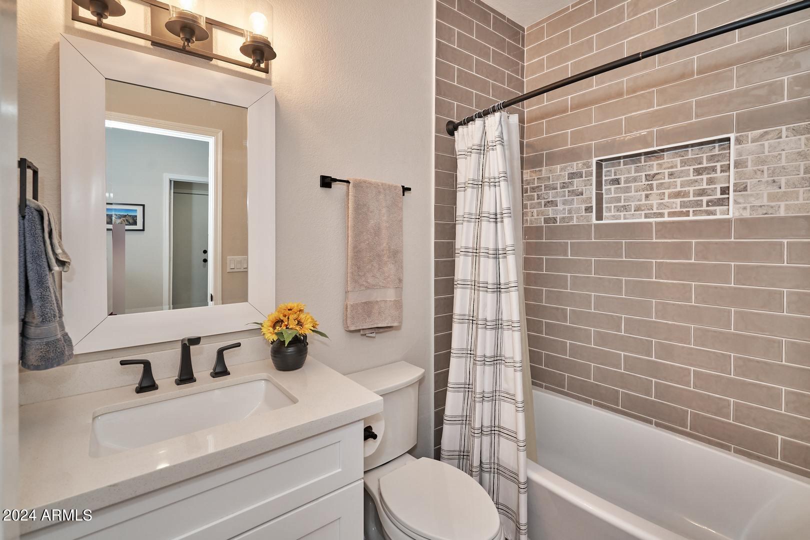 178 West El Freda Road Tempe, AZ 85284 - Photo 30 of 47 Hall Bath