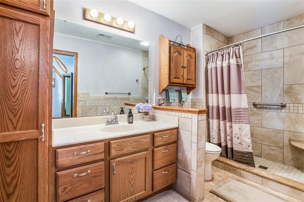 128 Abbey Road New Castle, PA 16105 - Photo 9 of 14