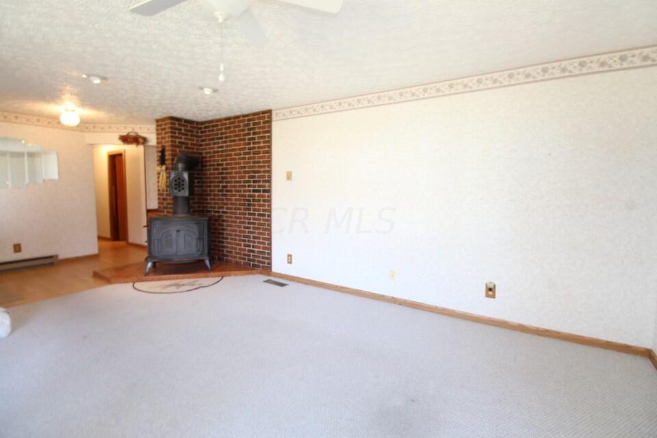 8091 Cincinnati-Zanesville Road Southwest Amanda, OH 43102 - Photo 4 of 24 Living room