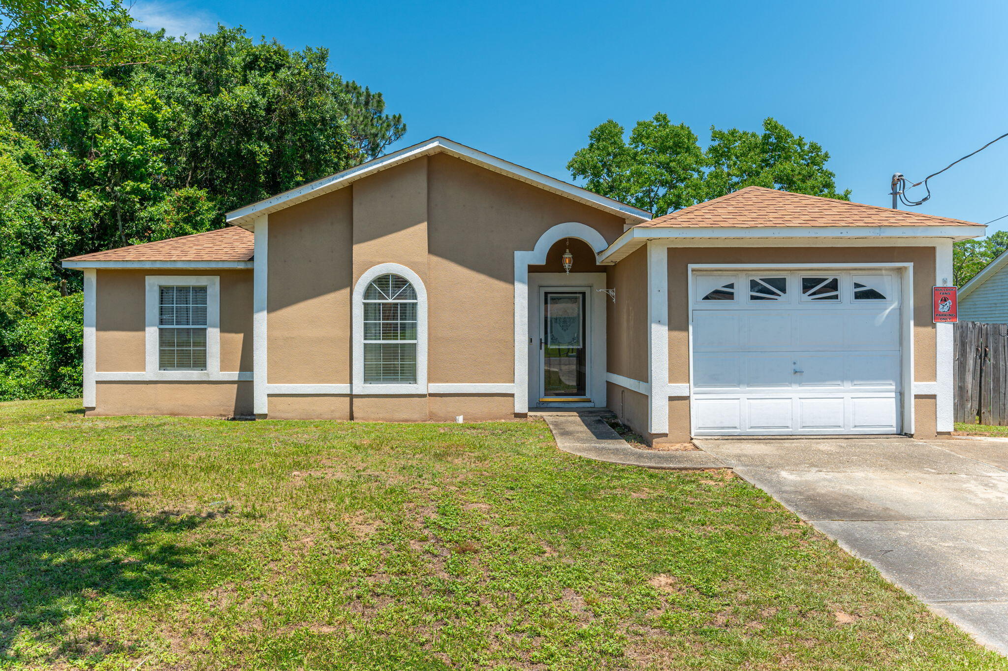 a view of a house with yard and plants