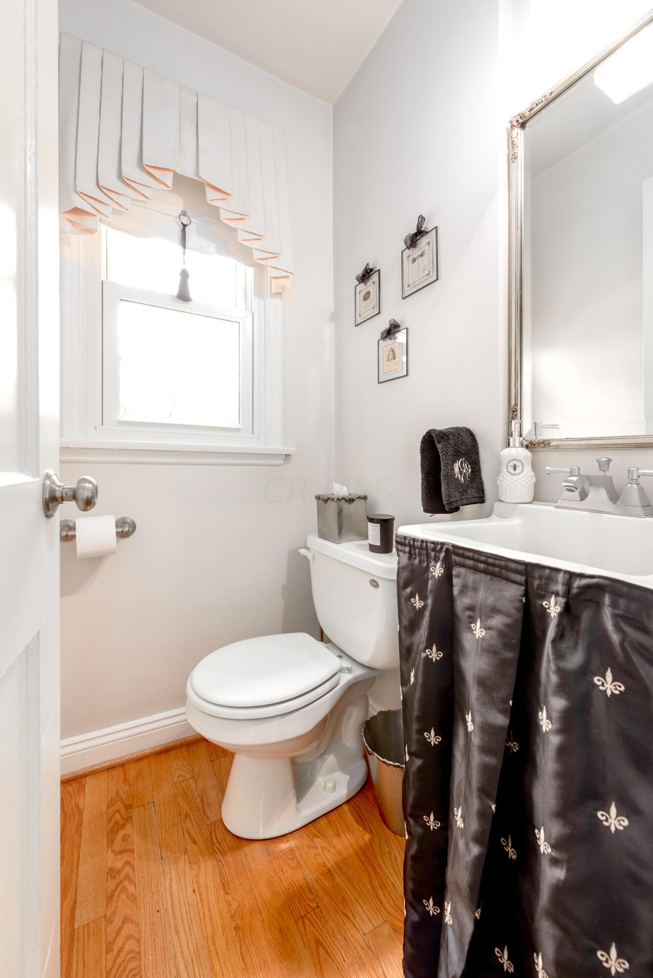 2574 Wexford Road Columbus, OH 43221 - Photo 10 of 35 Entry level 1/2 bathroom.