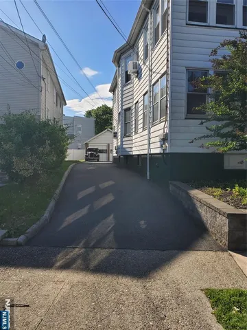 a view of a house with backyard and garden