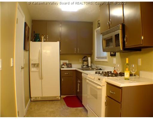 1816 Roundhill Road Charleston, WV 25314 - Photo 5 of 15 Kitchen.