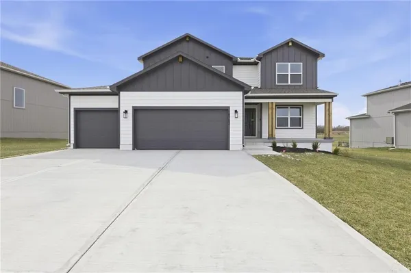 $625,000 | 18703 West 193rd Street, Spring Hill, KS 66083