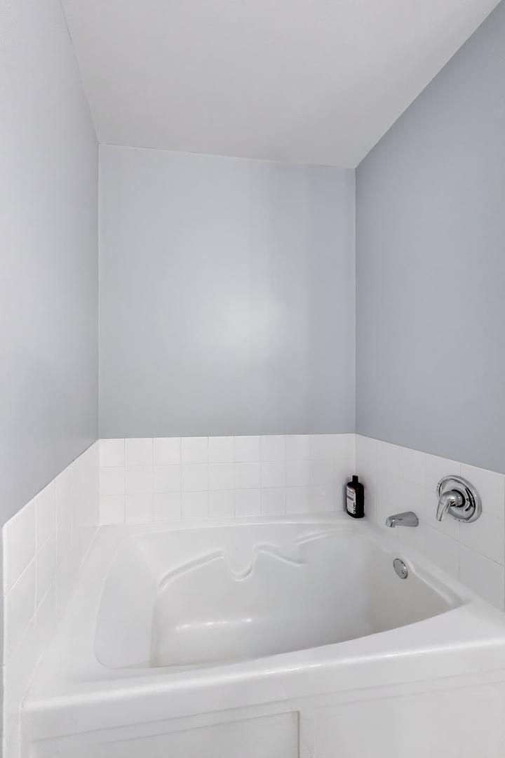 8 West Monroe Street, Unit 704 Chicago, IL 60603 - Photo 22 of 35 a bathroom with a bathtub