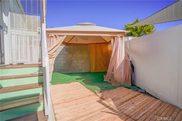 a view of a back yard of the house