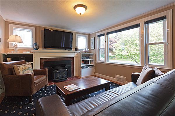 129 Roberts Road Medford, MA 02155 - Photo 7 of 26 Gallery Image 7