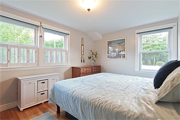 129 Roberts Road Medford, MA 02155 - Photo 10 of 26 Gallery Image 10