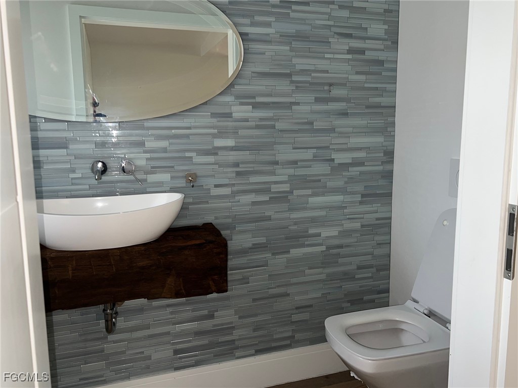 13191 Idylwild Farm Road Fort Myers, FL 33905 - Photo 5 of 21 a bathroom with a toilet a sink and mirror