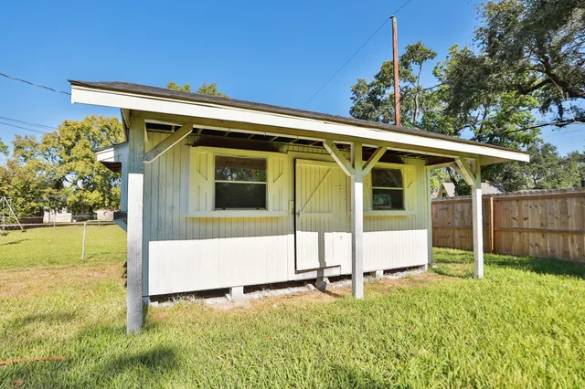 a view of back yard of the house