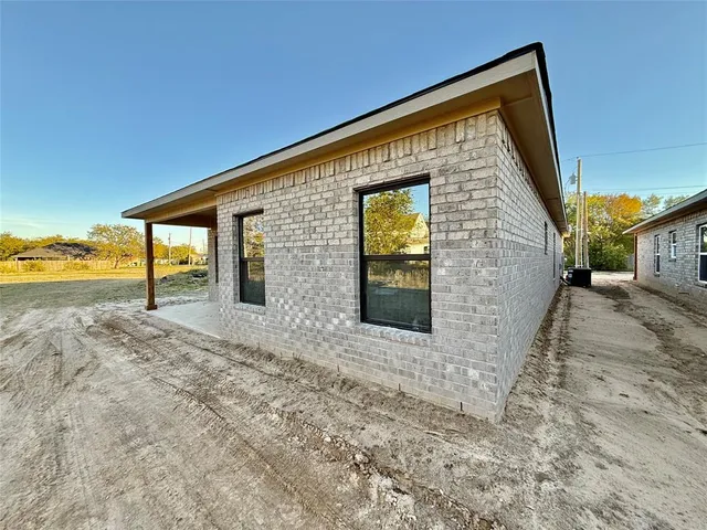 a view of an house with backyard and ocean