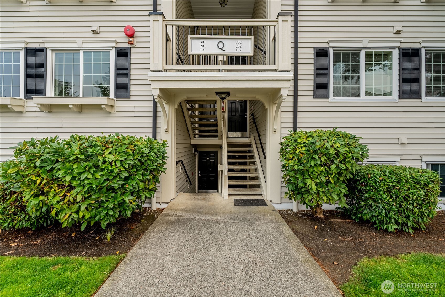 12404 East Gibson Road, Unit Q201 Everett, WA 98204 - Photo 29 of 40 front view of a house with a yard