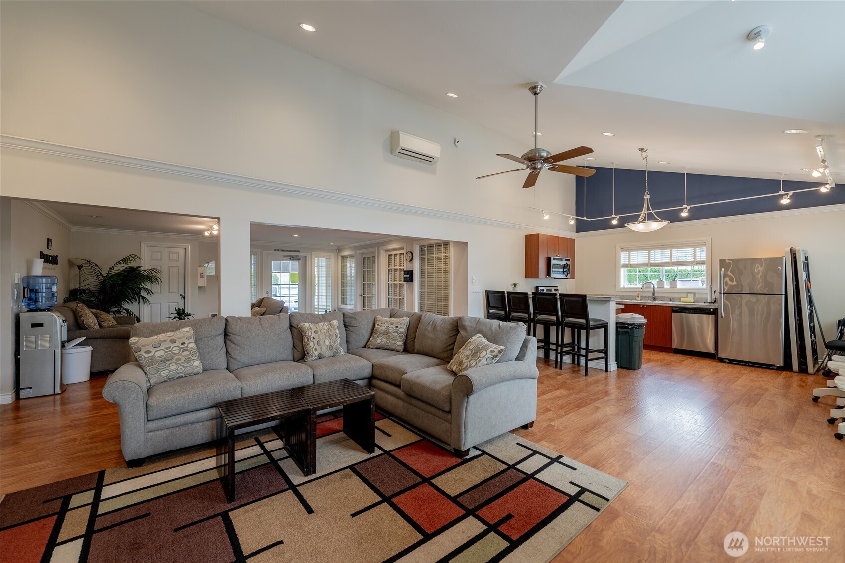 12404 East Gibson Road, Unit Q201 Everett, WA 98204 - Photo 38 of 40 a living room with furniture and kitchen view