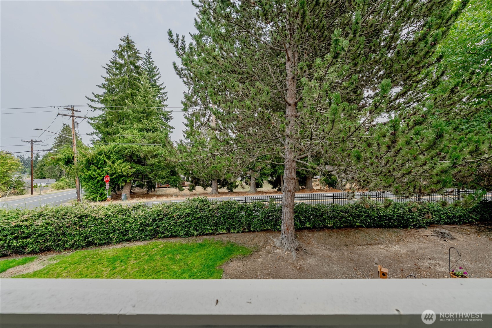 12404 East Gibson Road, Unit Q201 Everett, WA 98204 - Photo 10 of 40 a backyard of a house with lots of green space
