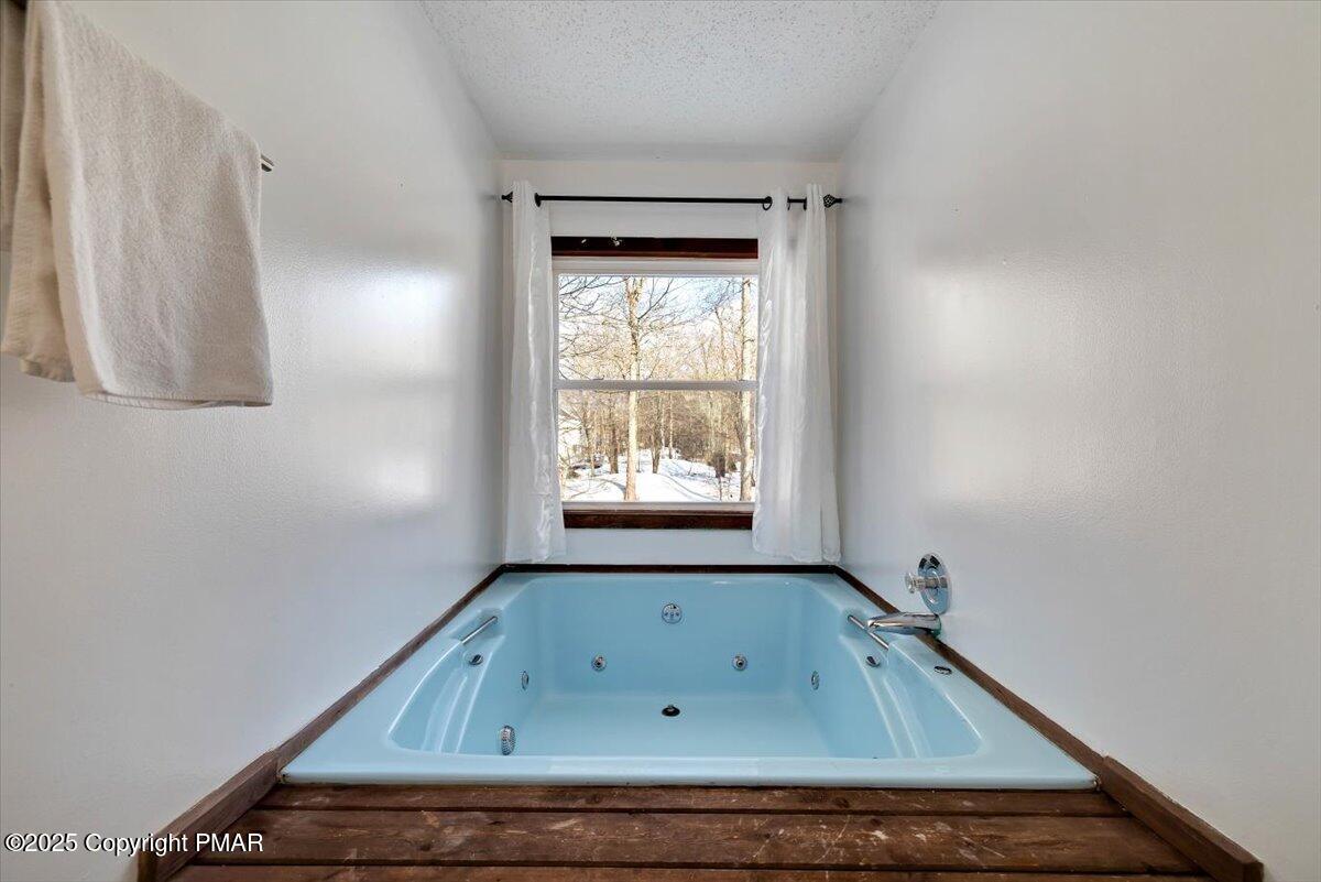 1662 Cotswald Road Tobyhanna, PA 18466 - Photo 19 of 43 an empty room with a window