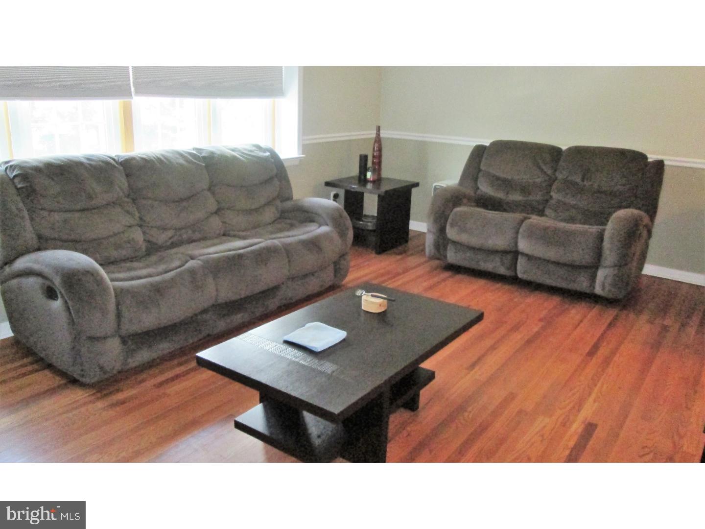 2935 Gelena Road Philadelphia, PA 19152 - Photo 3 of 19 Living Room
