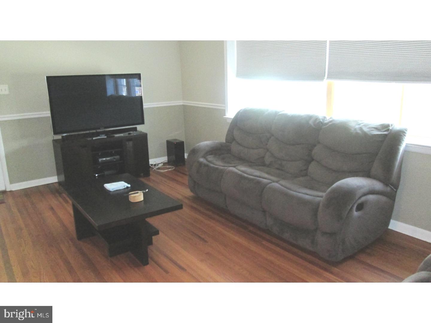 2935 Gelena Road Philadelphia, PA 19152 - Photo 4 of 19 Living Room