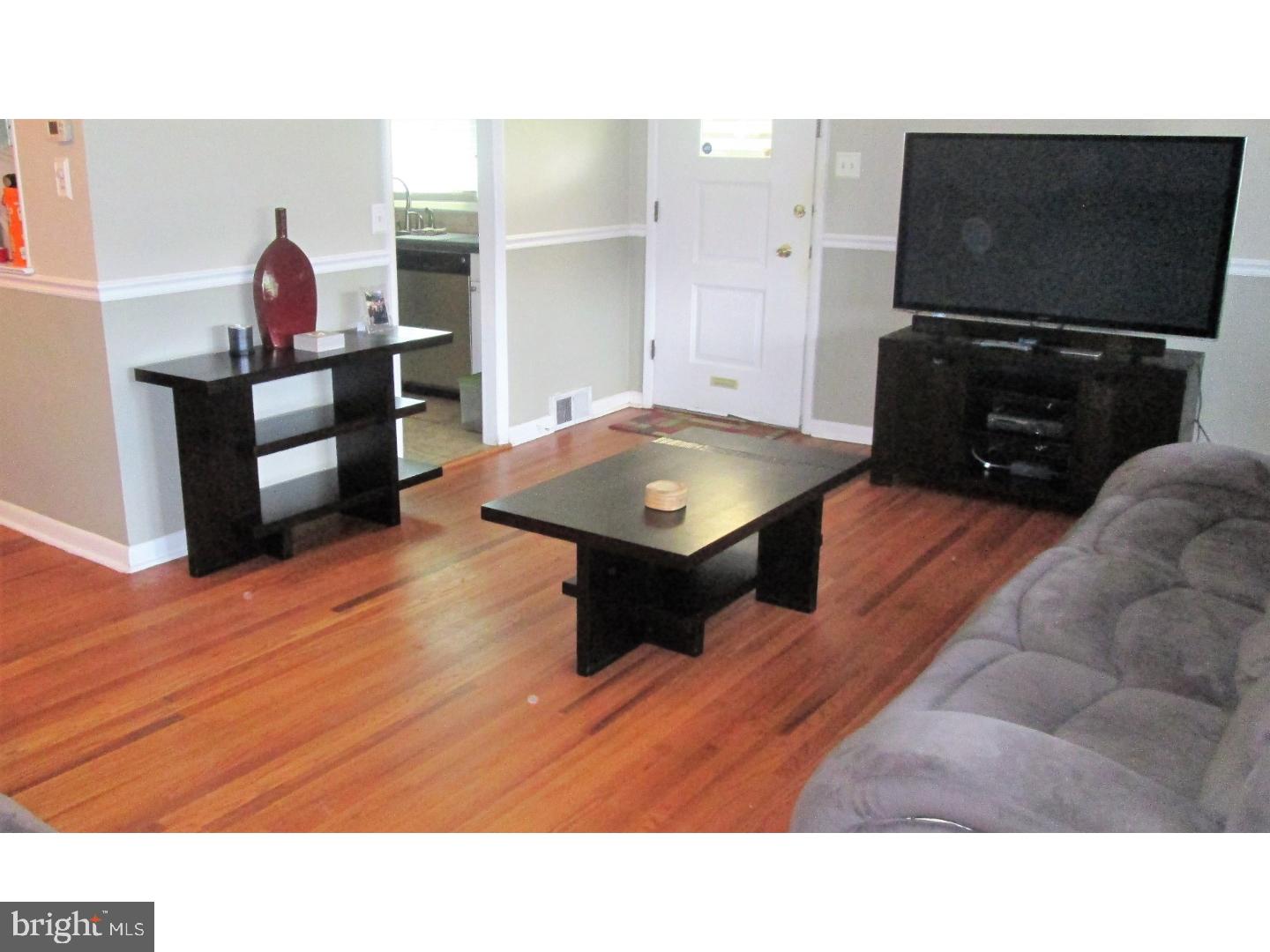 2935 Gelena Road Philadelphia, PA 19152 - Photo 5 of 19 Living Room