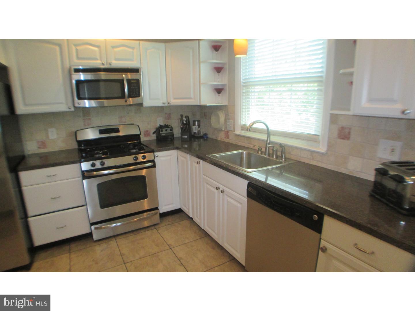 2935 Gelena Road Philadelphia, PA 19152 - Photo 10 of 19 Kitchen