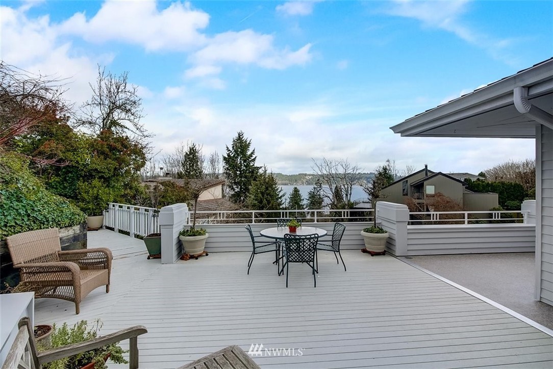 8901 Inverness Court Northeast Seattle, WA 98115 - Photo 3 of 40 Gallery Image 3