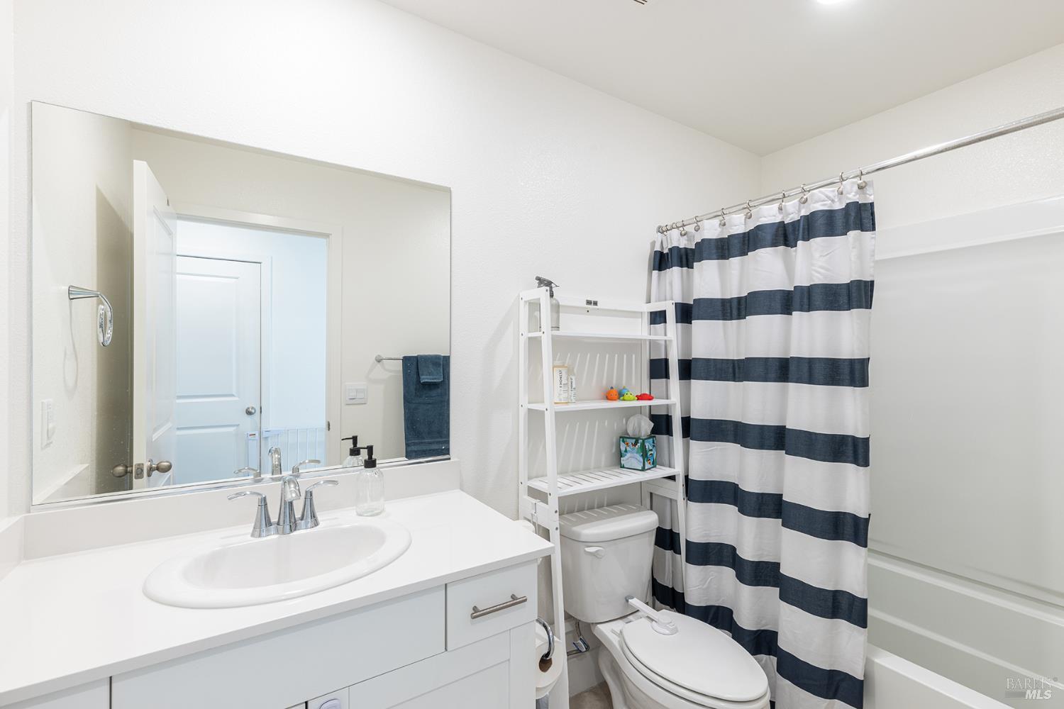 6092 Oak Leaf Place Rohnert Park, CA 94928 - Photo 32 of 39 upstairs full bathroom