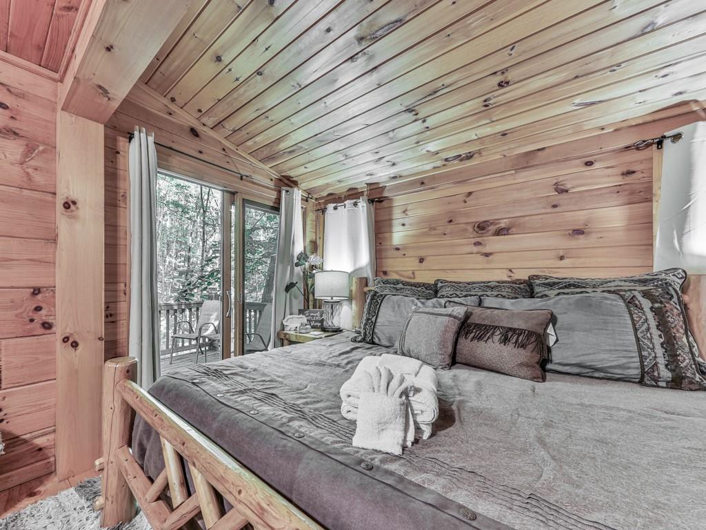 189 Smith Hill Road Blue Ridge, GA 30513 - Photo 21 of 29 a living room with furniture