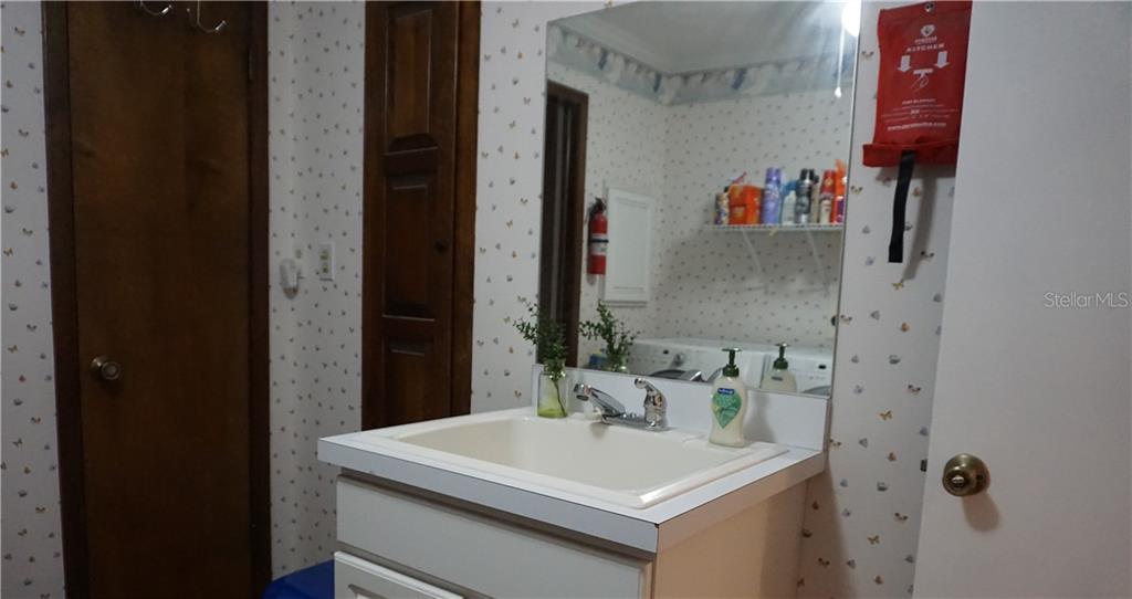 1823 South Valrico Road Valrico, FL 33596 - Photo 40 of 49 Nice utility sink in laundry room too!