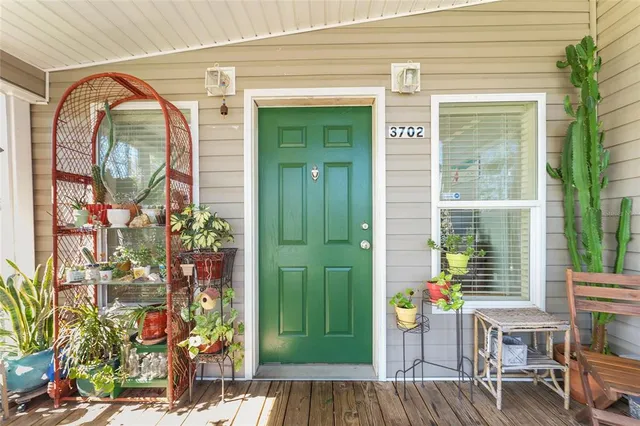 a view of entryway with an outdoor space
