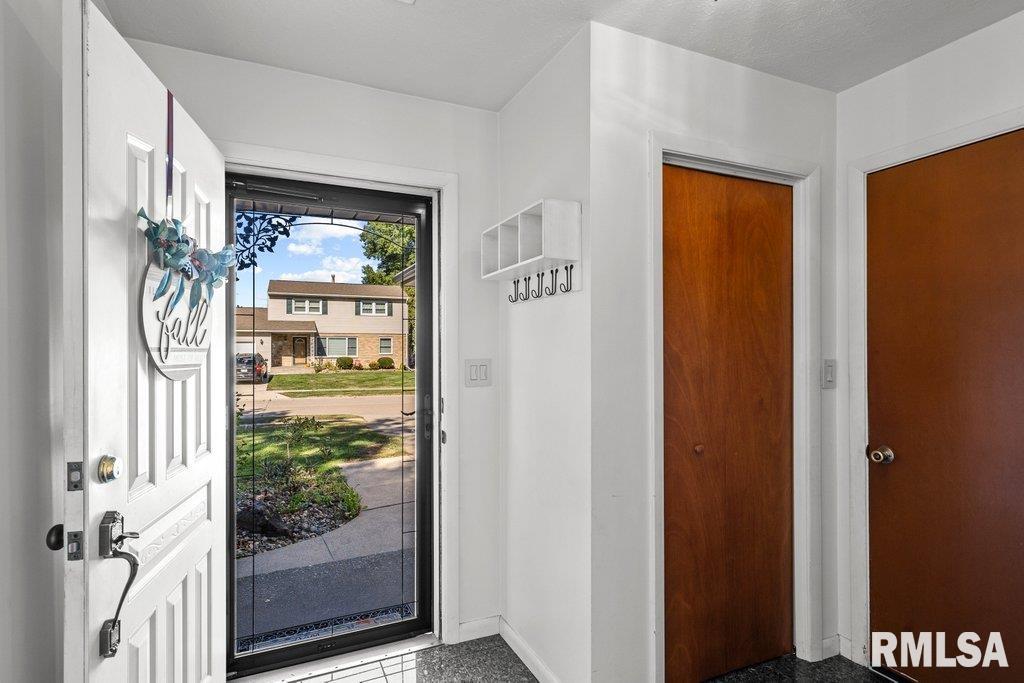 4718 20th Avenue Moline, IL 61265 - Photo 2 of 37