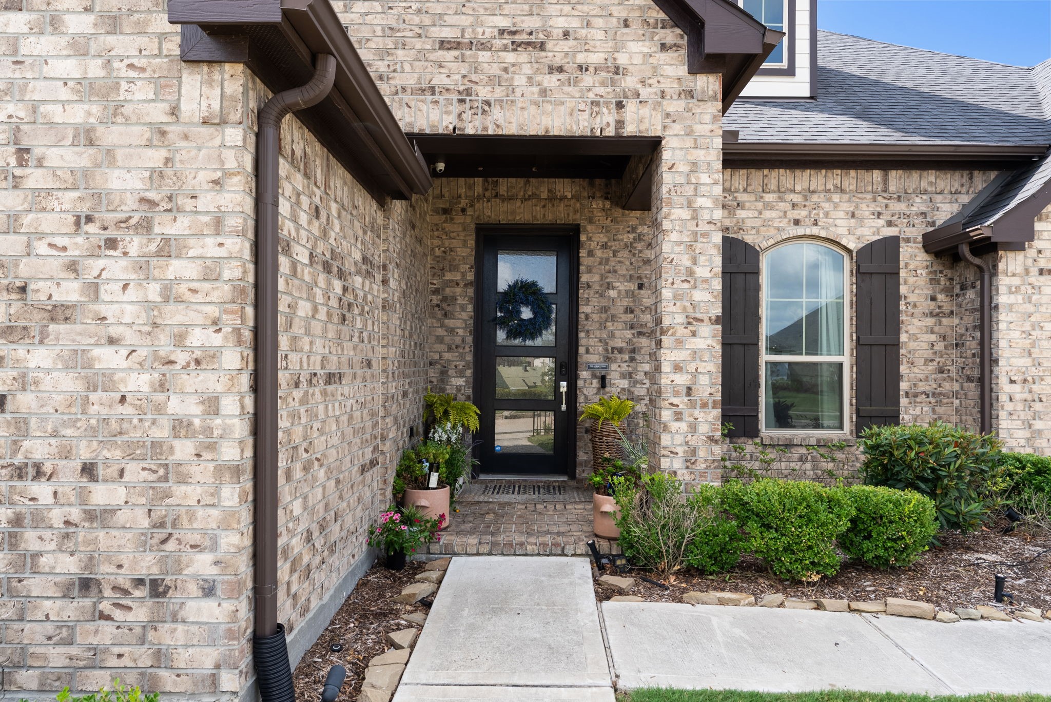 10082 Preserve Way Conroe, TX 77385 - Photo 3 of 47 a front view of a house with garden