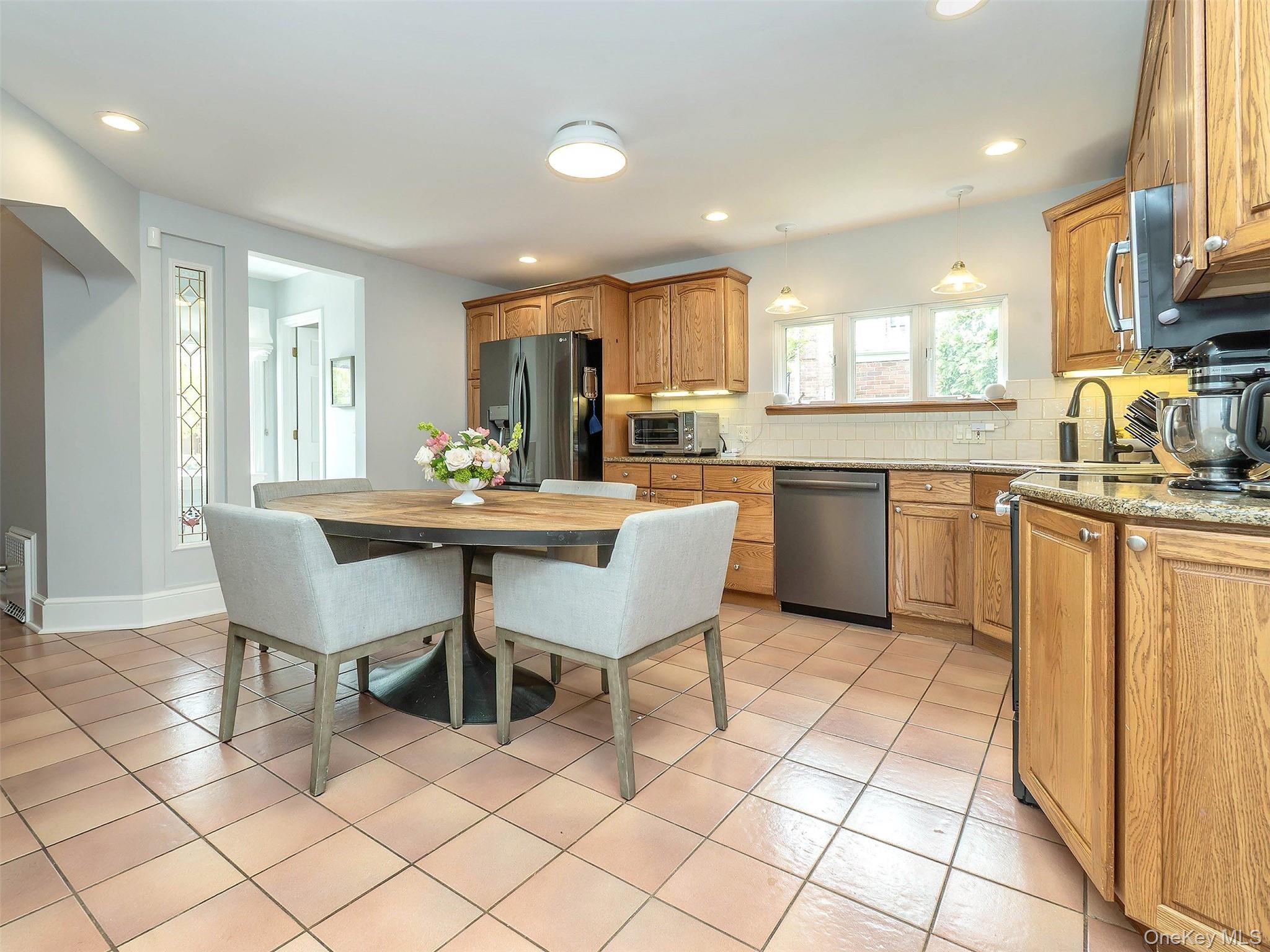 81 Huntington Road Garden City, NY 11530 - Photo 10 of 29