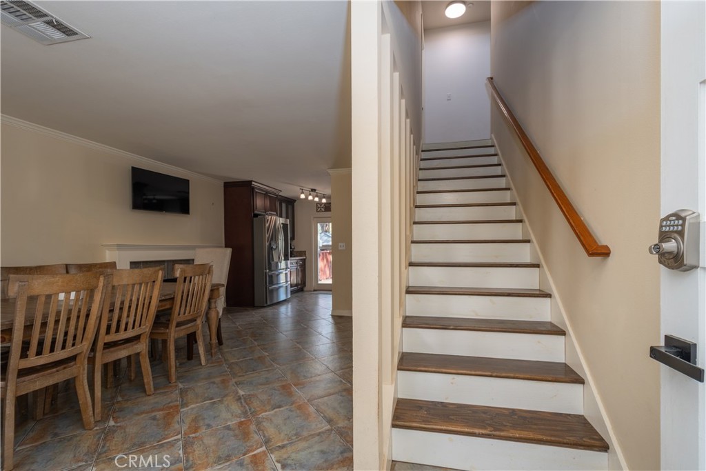 6143 Wisteria Street Simi Valley, CA 93063 - Photo 6 of 34