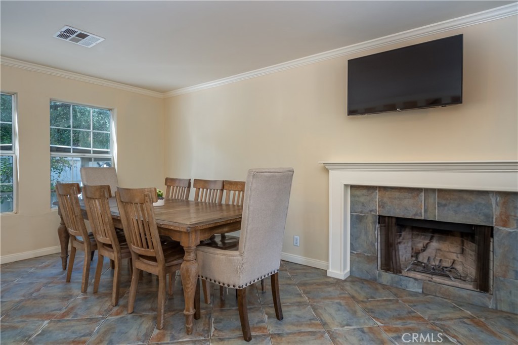 6143 Wisteria Street Simi Valley, CA 93063 - Photo 8 of 34