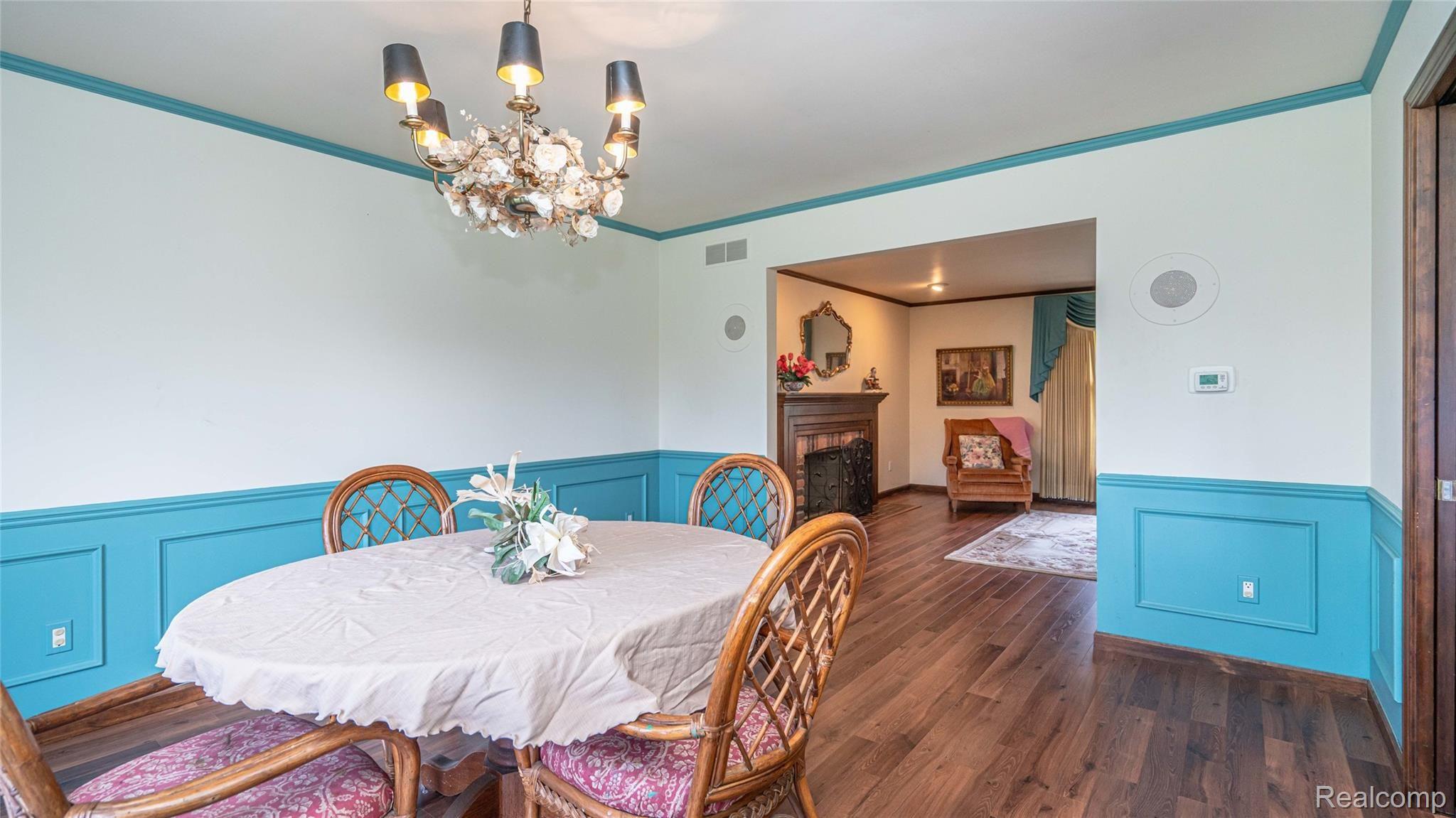 5330 Inverrary Lane Commerce Township, MI 48382 - Photo 26 of 76 Wainscoting in dining room.