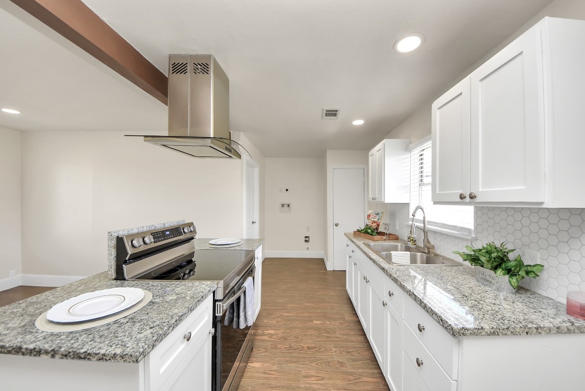 119 Burke Road Pasadena, TX 77506 - Photo 13 of 47 a kitchen with granite countertop lots of counter top space