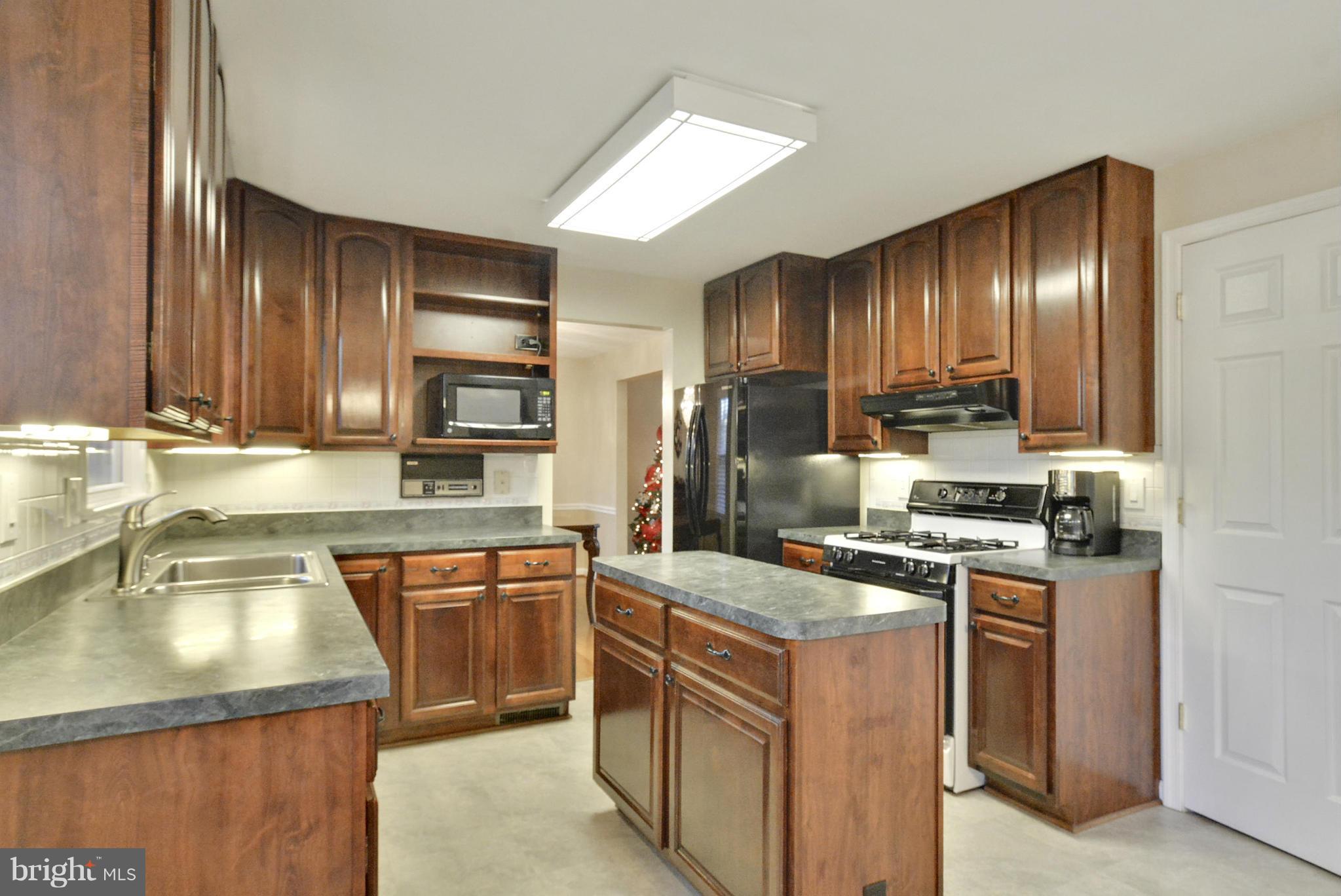 7802 Richfield Road Springfield, VA 22153 - Photo 8 of 30 Kitchen