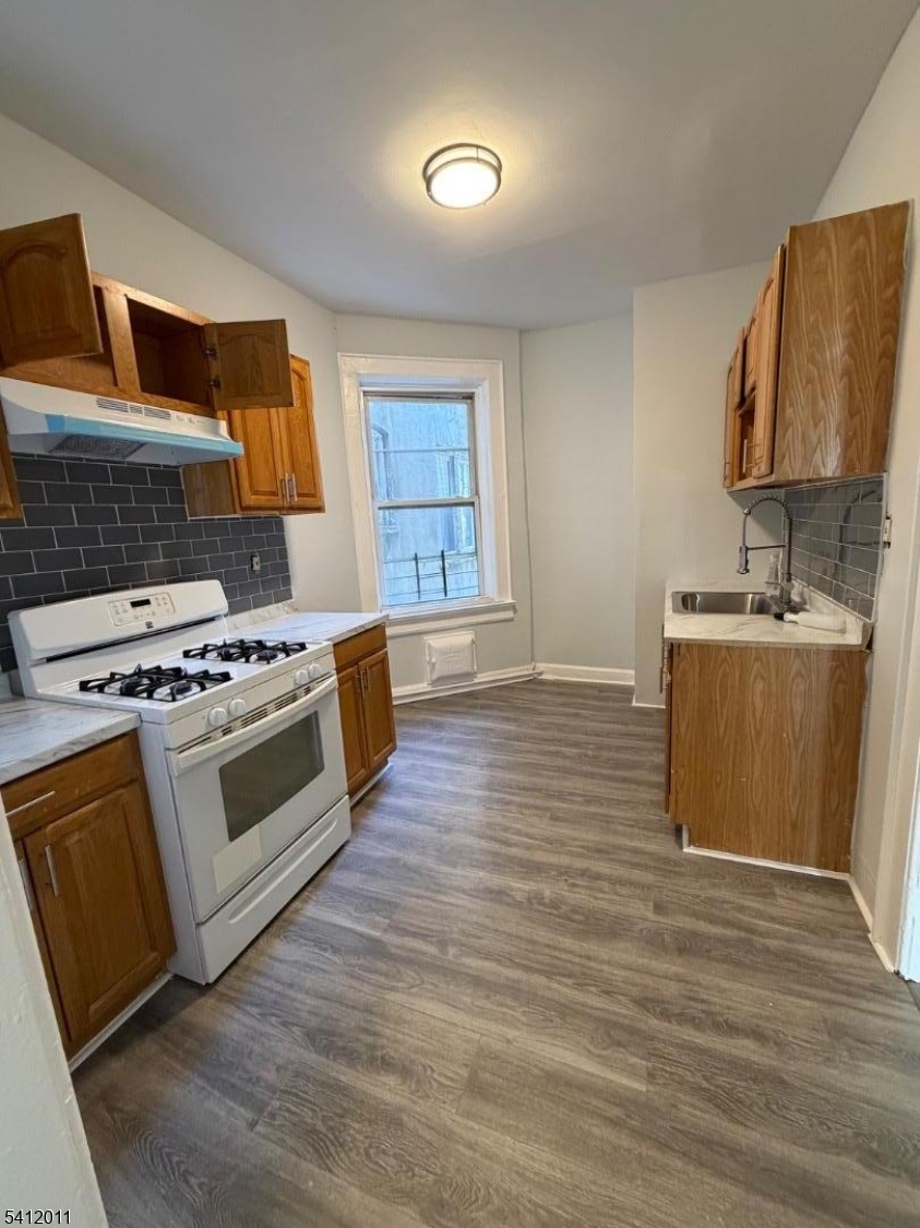 313 Verona Avenue Newark, NJ 07104 - Photo 5 of 11