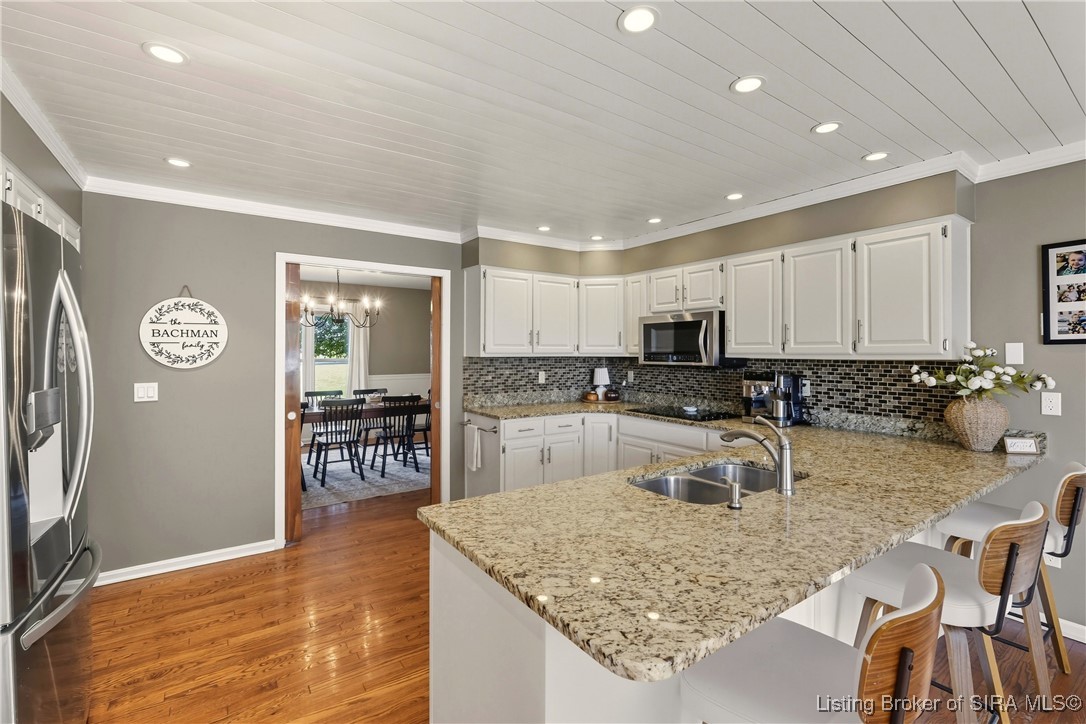 6903 Scottsville Navilleton Road Floyds Knobs, IN 47119 - Photo 12 of 44 Beautifully updated kitchen
