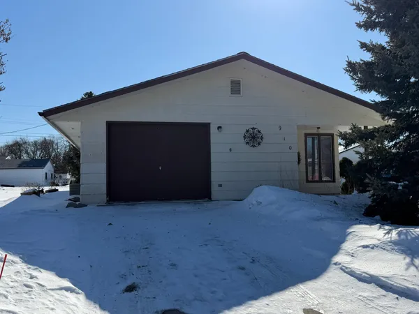 $189,900 | 910 2nd Street Northeast, Roseau, MN 56751