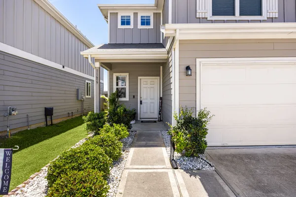 a view of the entrance of the house
