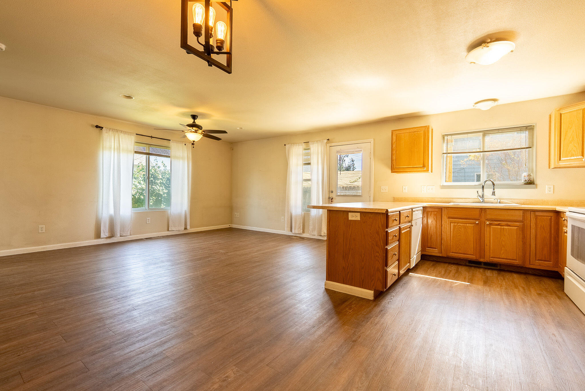 114 Cedar Street Central Point, OR 97502 - Photo 8 of 47 DSC02457-HDR