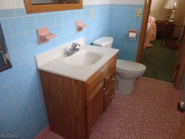 7870 Hoertz Road Cleveland, OH 44134 - Photo 8 of 17 Half Bath