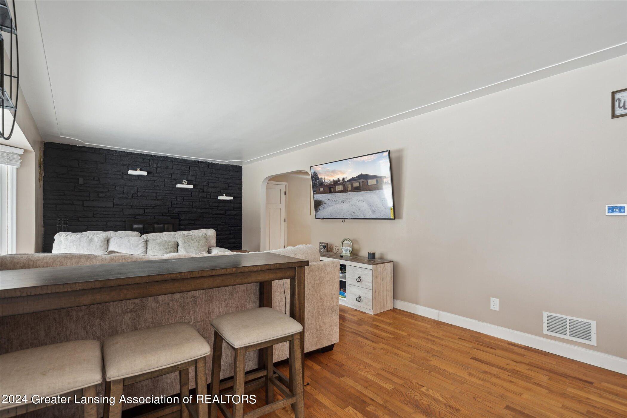 3910 Barton Road Lansing, MI 48917 - Photo 7 of 42 08-3910-Barton-Rd-Lansing-MI-48917-Windo